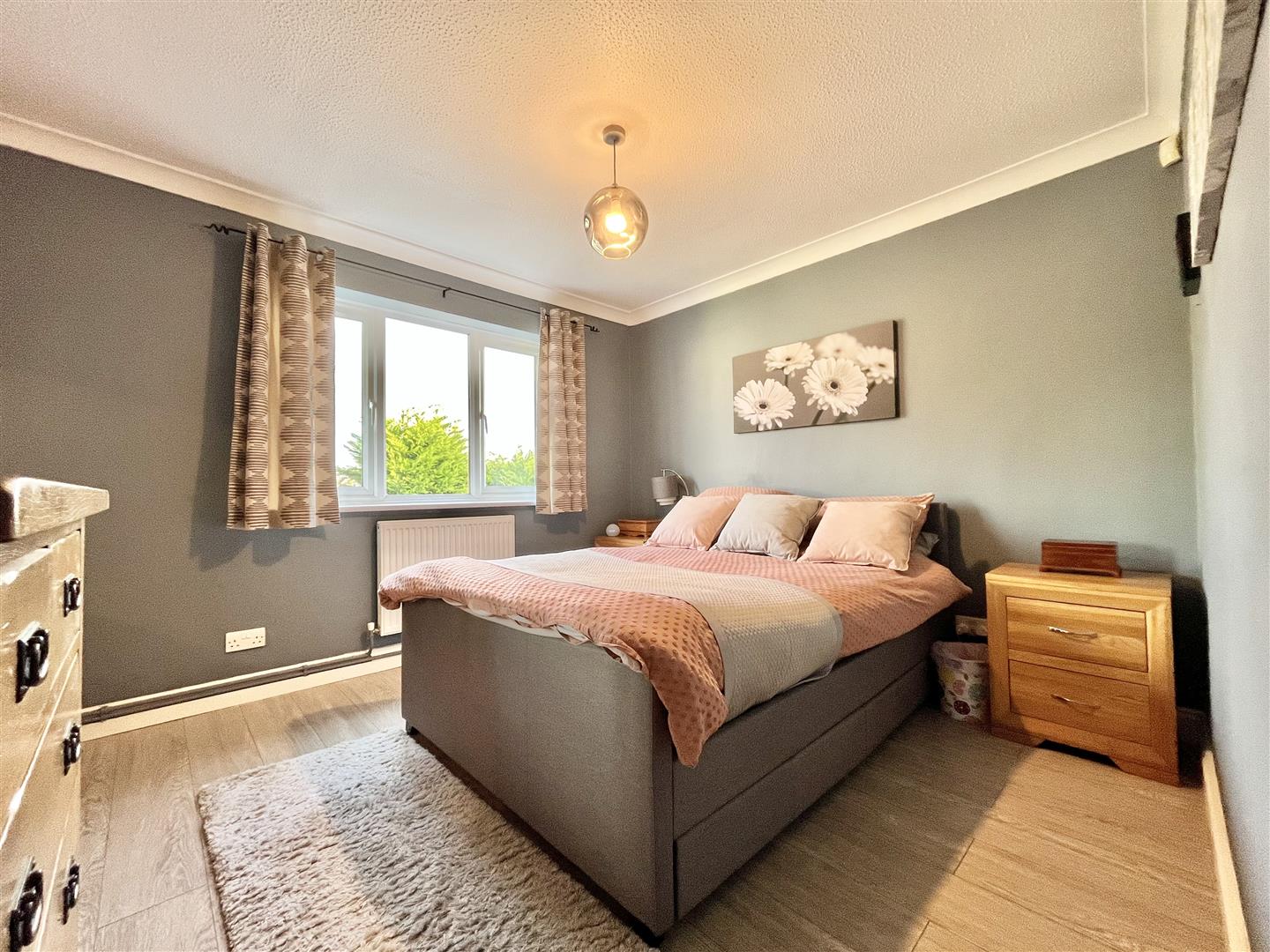 3 bed property in Hillyglen Close, Hastings